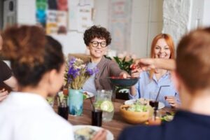 Organiser un repas d’entreprise convivial : toutes nos astuces